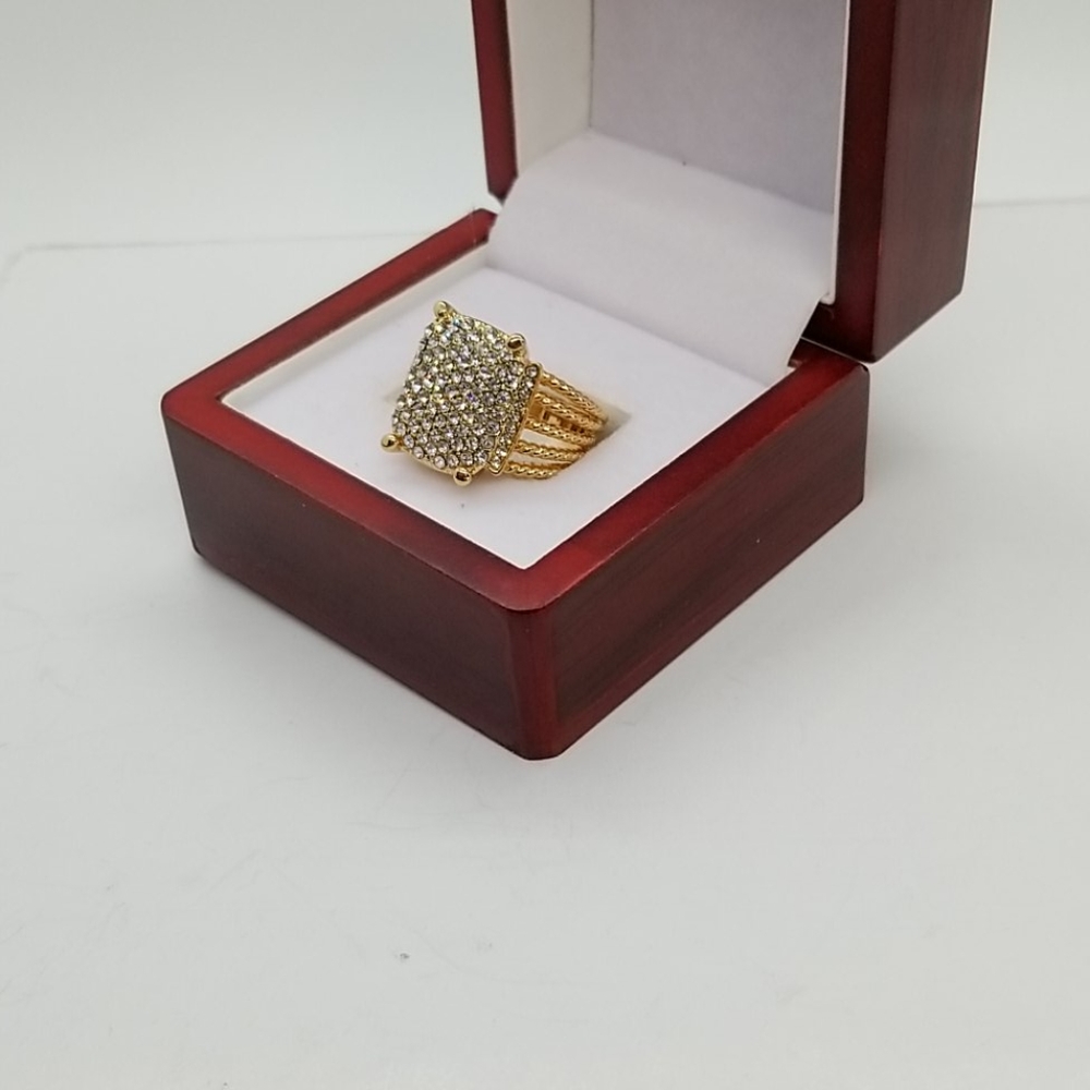 Womans Ring - Picture 2 of 3